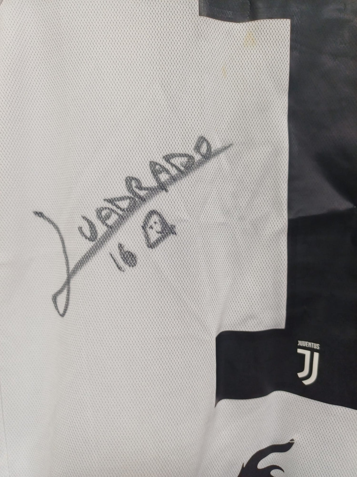 Camiseta Adidas Juventus Primera Equipación 2018/2019 Firmada por Juan Cuadrado - Bianconera - Talla L
