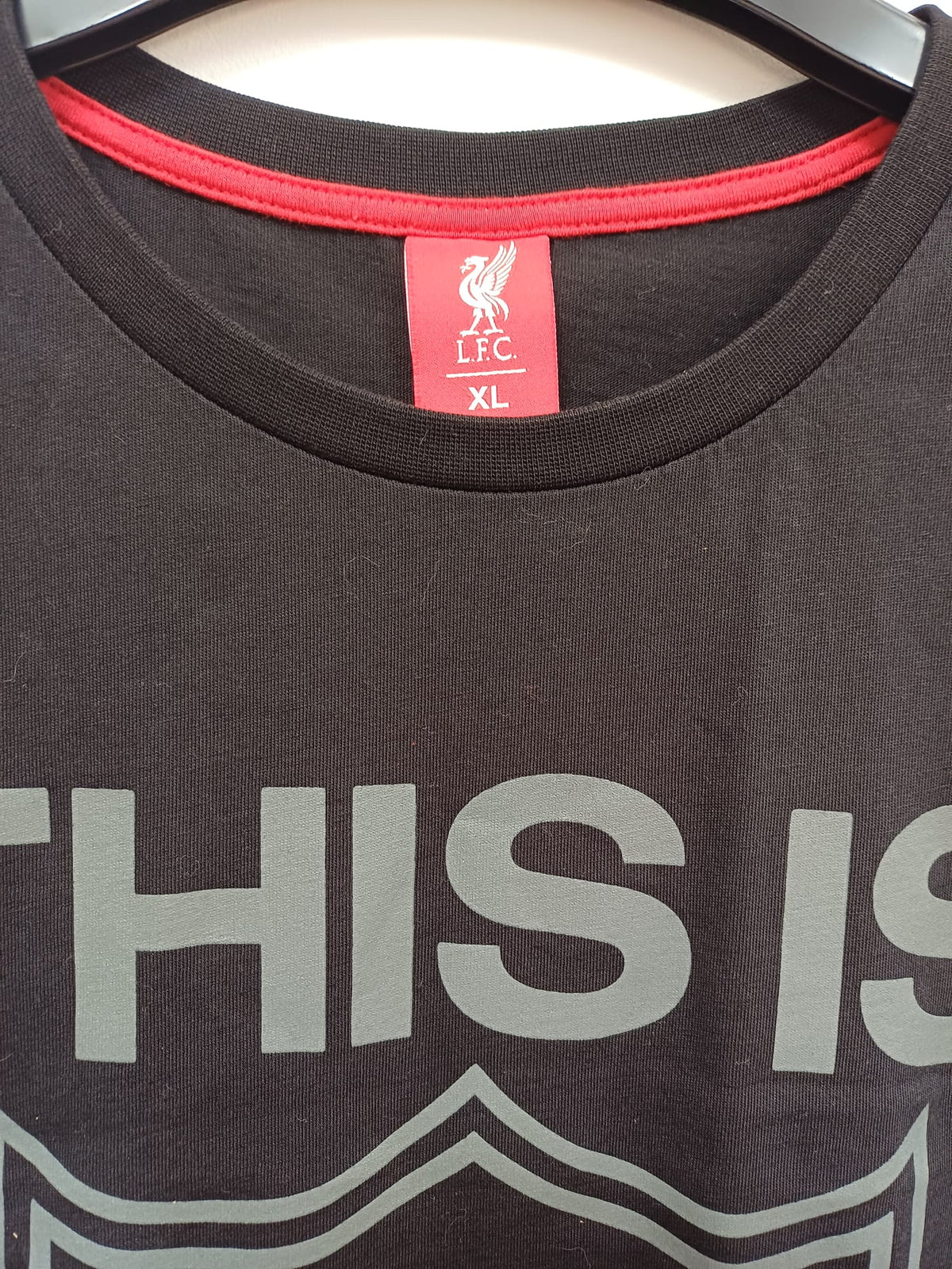 Liverpool FC Official Merchandise Camiseta de Moda This Is Anfield Talla XL (Negro / Gris)