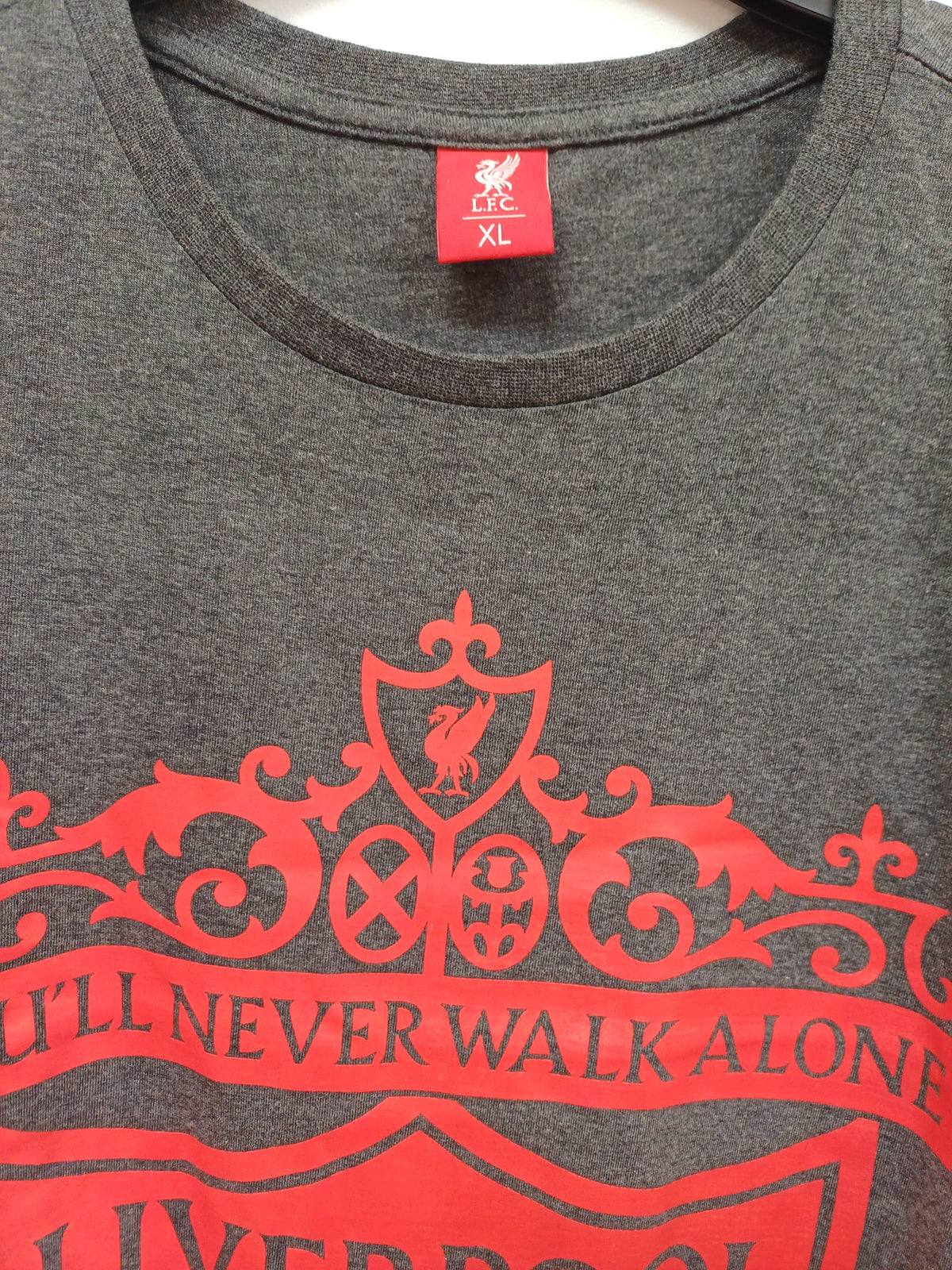 Liverpool FC Official Merchandise Camiseta de Moda Big Crest Talla XL (Gris Vigoré / Rojo)